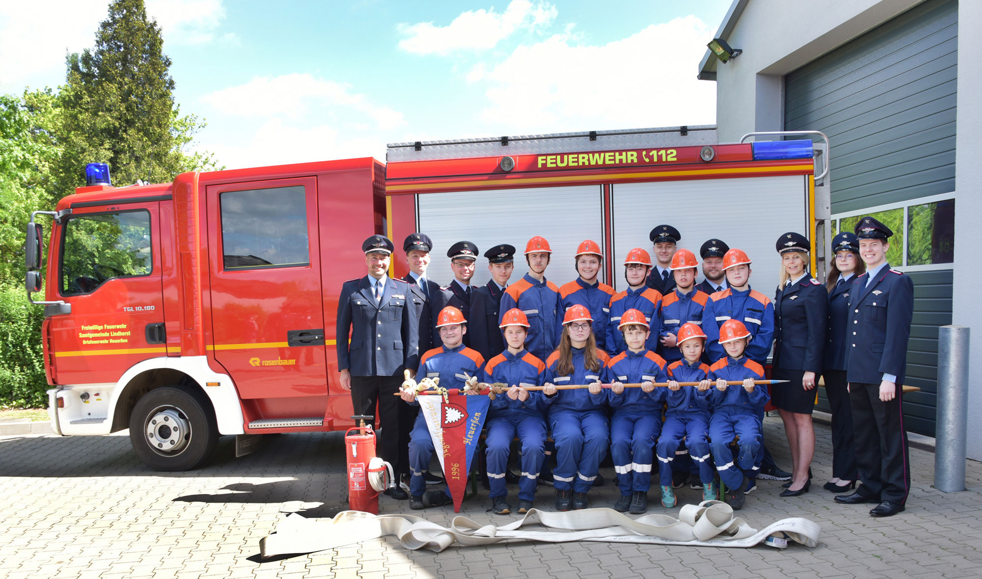 Menue-Jugendfeuerwehr Jugendfeurwehr vor einem Einsatzauto